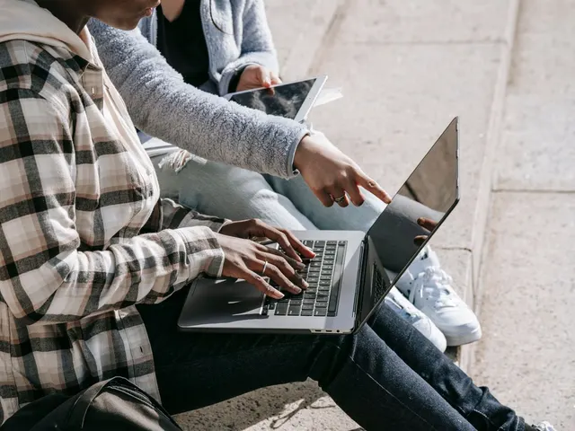 Dos personas estudiando juntas con una laptop